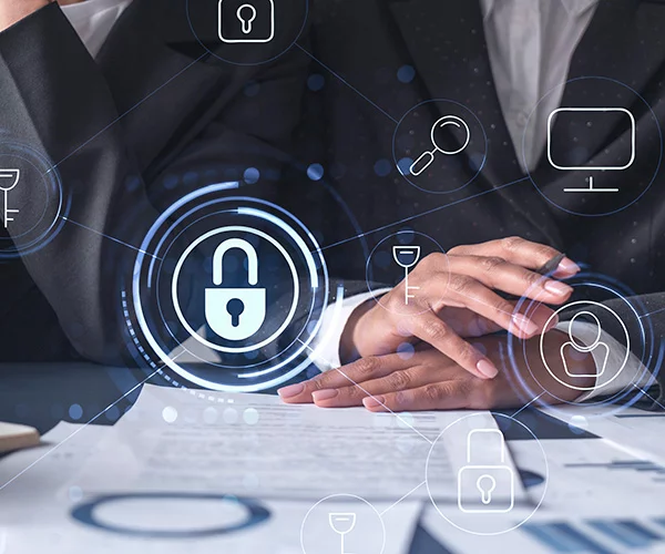 dos-empresarias-que-trabajan-proyecto-proteger-seguridad-cibernetica-empresa-internacional-iconos-holograma-candado-sobre-mesa-documentos