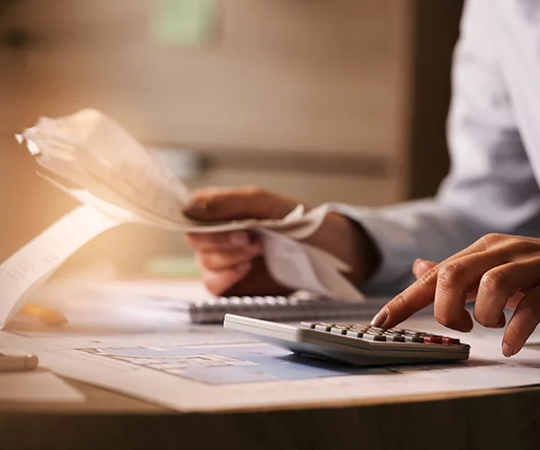 primer-plano-economista-que-usa-calculadora-mientras-revisa-facturas-impuestos-oficina